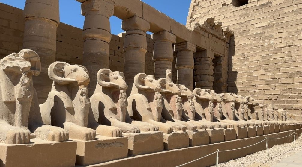 4-tägiger Ausflug nach Luxor und Assuan mit Abu Simbel von Kairo mit dem Flugzeug 4 tägiger Ausflug nach Luxor und Assuan mit Abu Simbel von Kairo mit dem Flugzeug