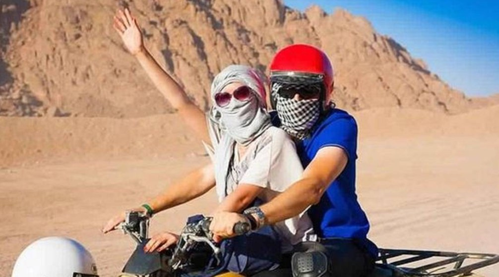 Safari au coucher du soleil dans le désert en quad tout terrain au départ de Marsa Alam